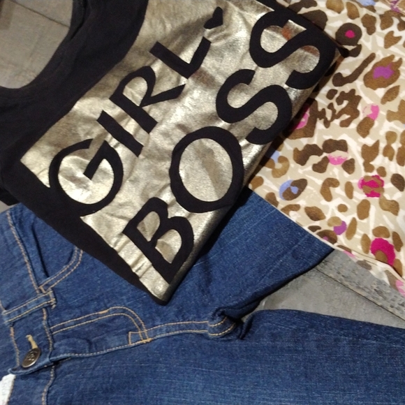 2 CHILDREN'S PLACE CAPRIS SZ 8 AND 2 TEES SZ 7 / 8 - Picture 3 of 16